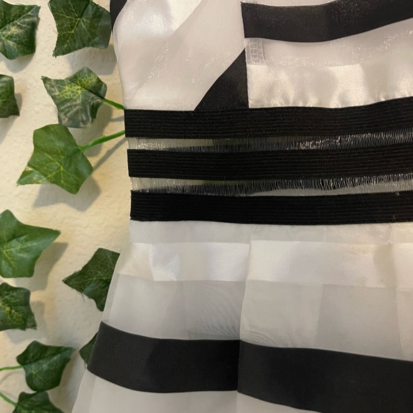 It’s a sleeveless medium black and white dress - Picture 3 of 5